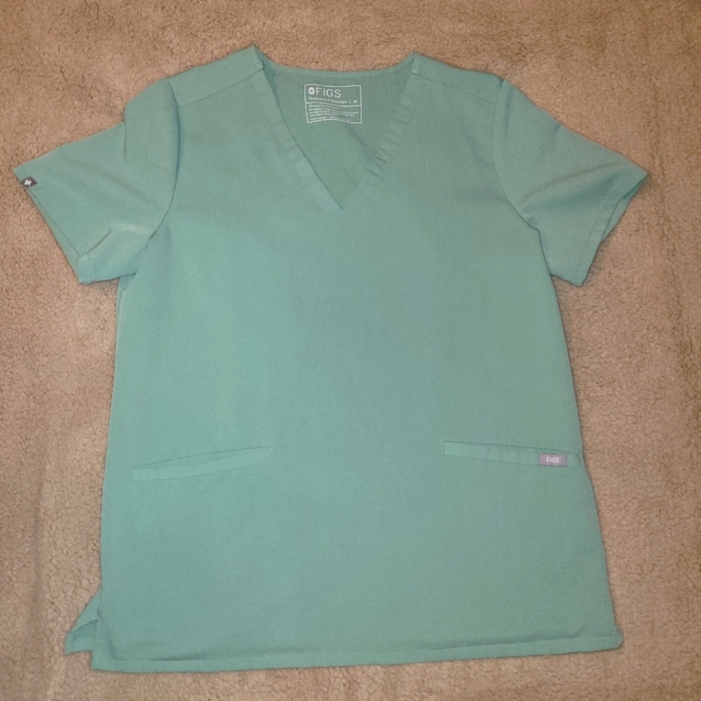 Casma 3 pocket scrub top